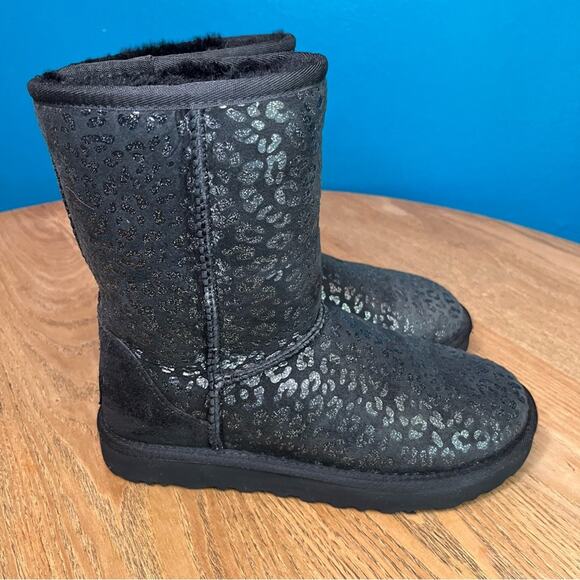 UGG Classic Short Snow Leopard Glitter Black Shearling Lined Boot Women’s Size 6 - Picture 2 of 9